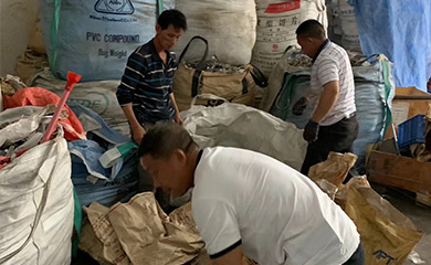 草莓视频APP官网金属工作场景